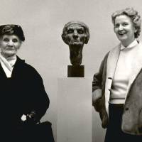 Met Maud baronesse van Heemstra-Whitall en haar portret, ca. 1953