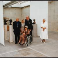 Tijdens het overzicht in Museum Beelden aan Zee, met v.l.n.r. Theo Scholten, Charlotte van Pallandt, Jan baron de Smeth en Lida Scholten
