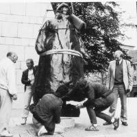 Proefplaatsing van het bronzen Wilhelmina-beeld in Den Haag, ca. 1985, foto P. van Oosterhout